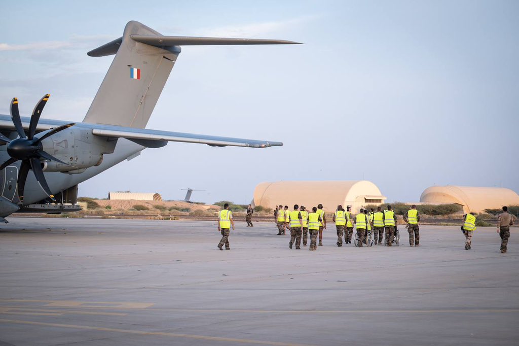 Elisabeth_Borne's tweet image. Reconnaissance et admiration pour les militaires engagés dans l’opération #SAGITTAIRE comme pour les personnels de @francediplo qui ont permis l’évacuation du Soudan vers Djibouti de près de 400 personnes, ressortissants français et de plusieurs nationalités.