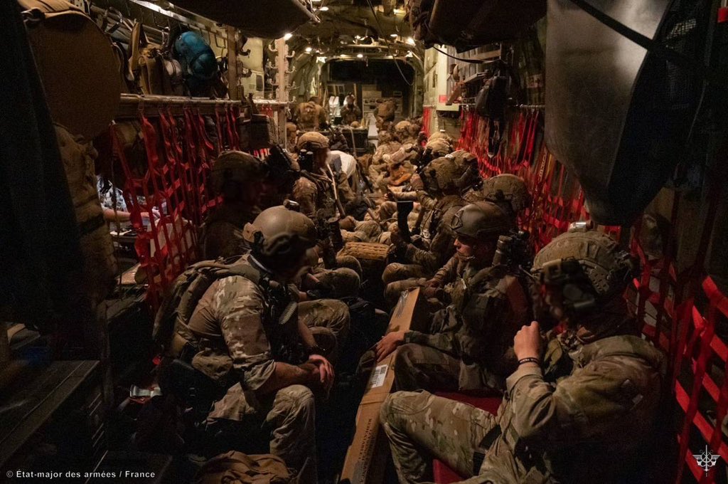 Elisabeth_Borne's tweet image. Reconnaissance et admiration pour les militaires engagés dans l’opération #SAGITTAIRE comme pour les personnels de @francediplo qui ont permis l’évacuation du Soudan vers Djibouti de près de 400 personnes, ressortissants français et de plusieurs nationalités.