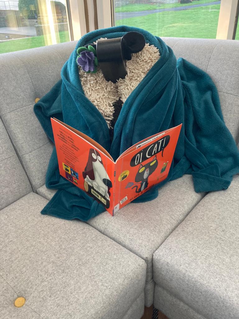 UWTSDLib's tweet photo. (1/2)
Mae dafad y llyfrgell yn gwneud y gorau o'n llyfrgelloedd trwy fwynhau'r gofod cynnes a'r blancedi rydym yn eu darparu. 🐑
#NameTheLibrarySheep #Cystadleuaeth #LibrarySheep https://t.co/eiKlj44eG3