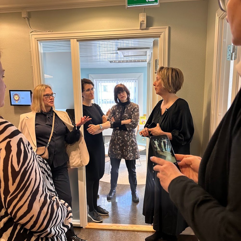 BarnahusNetwork's tweet photo. Last week we joined Slovenia on a study visit to Barnahus in Trondheim and Oslo 🇳🇴. Lots of inspiration and new ideas. #EUBarnahus @ChildAtRisk https://t.co/GCYljnY28f