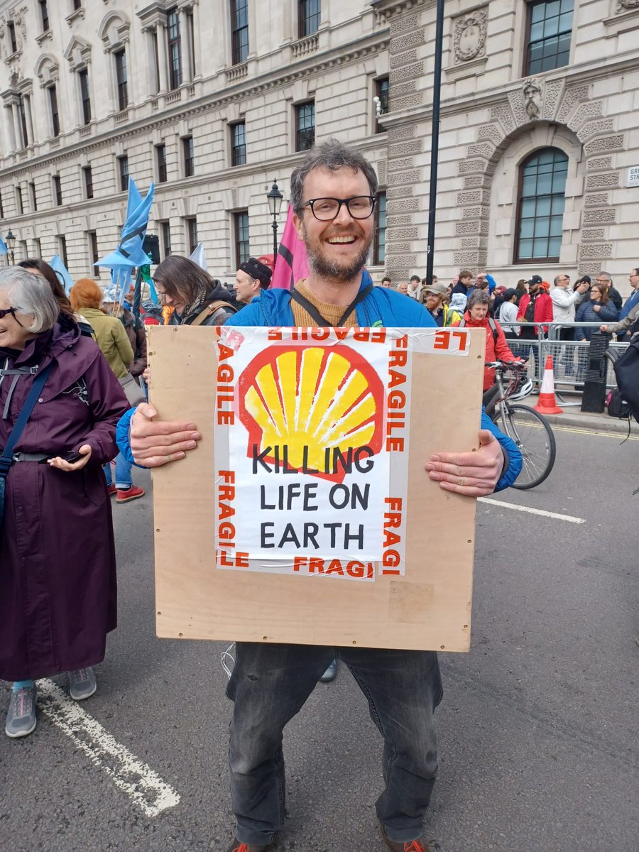 XRExeter's tweet photo. Shell…killing life on Earth #nonewoil we need our government to commit to no new oil and gas licenses if we are to secure a safe and liveable future for all 🔥🌎💚⌛️🚨#ClimateJustice #ClimateEmergency #UniteToSurvive #chooseyourfuture https://t.co/NsEgyOVLIT