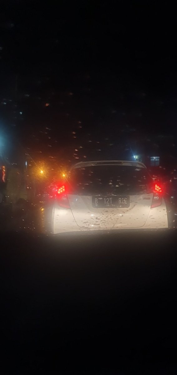 yhanahippy's tweet photo. TERPARAH PUNCAK. ARUS BALIK JAKARTA DITUTUP DARI JAM 9 PAGI SAMPE SKRG 6.30 MALEM BELUM DIBUKA @TMCPoldaMetro @TMCPolresBogor tolong donk pak yg bener aja kami ga dikasih kesempatan jalan nih?? https://t.co/K4Ecab9cgv
