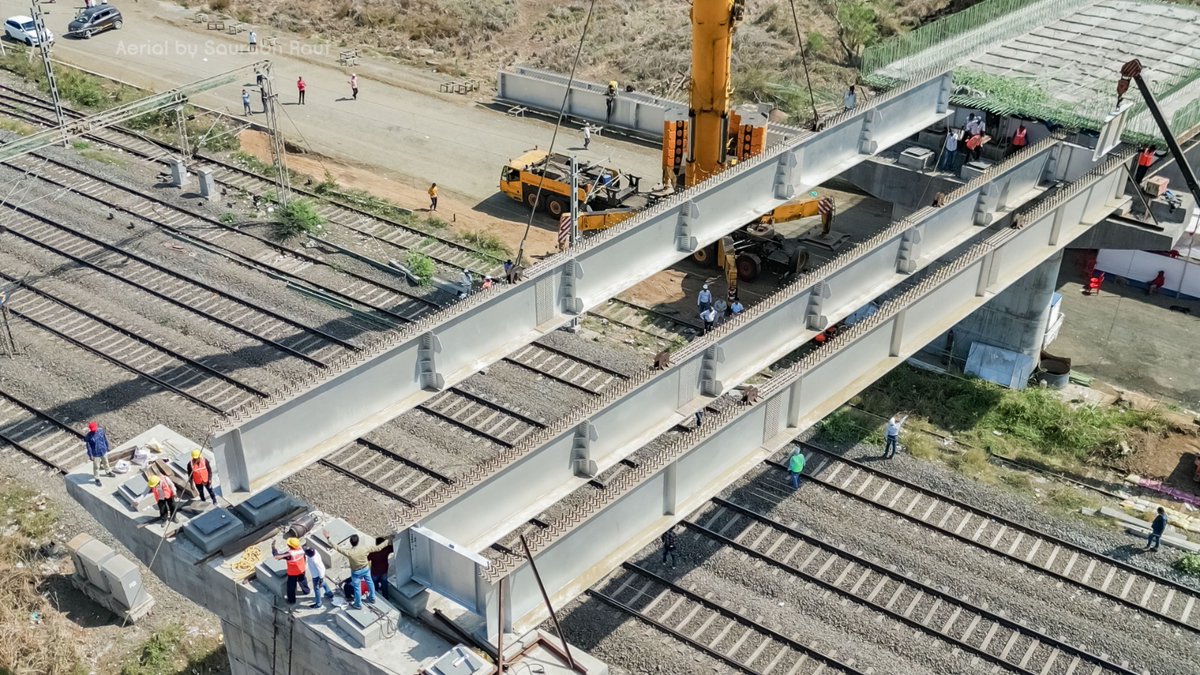 dfccil_india's tweet photo. All 5 girders for Road Over Bridge (ROB) - 42 between WDFC’s New Kharbao & New Saphale stations and IR Vaitarna & Saphale stations were successfully launched on 23.04.2023. #levelcrossingfreeDFC @RailMinIndia https://t.co/3HUWNRnQ0f