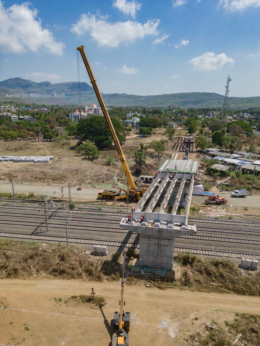 All 5 girders for Road Over Bridge (ROB) - 42 between WDFC’s New Kharbao & New Saphale stations and IR Vaitarna & Saphale stations were successfully launched on 23.04.2023. #levelcrossingfreeDFC @RailMinIndia