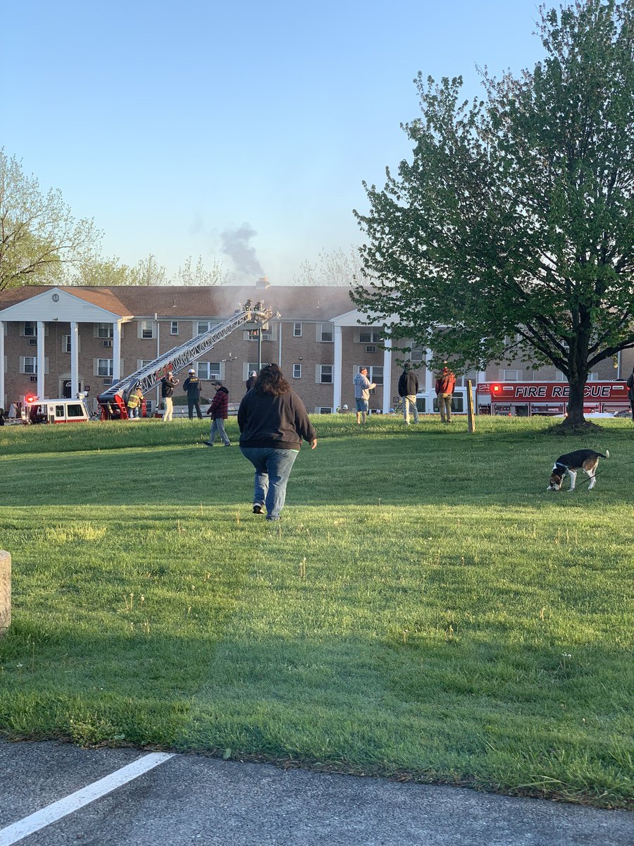 GisoneP's tweet photo. Fire at @ValleyViewApts1 right now https://t.co/78tVK6DjHj