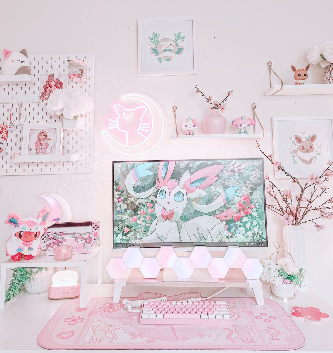 LadySakuraDoll's tweet photo. Happy Monday everyone🌸

#desksetup #gamergirl #gamingcommunity #gaming #Pokemon #sylveon https://t.co/lgkRcRybu3