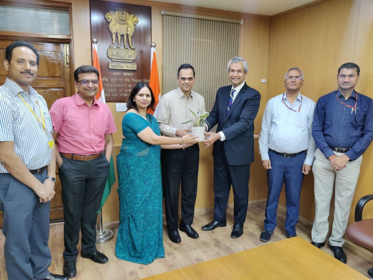 DARPG_GoI's tweet photo. Prof Prajapati Trivedi and senior faculty of School of Public Policy at @MDIGurgaon visited DARPG and interacted with Shri V Srinivas Secretary @DARPG_GoI and Senior officials on 24.4.2023 https://t.co/PSSe7EOehi