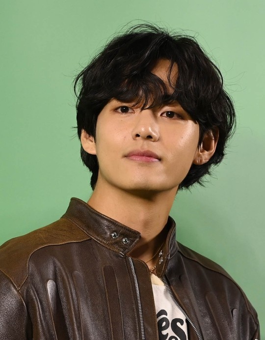 archivefortae's tweet image. TAEHYUNG&apos;S HONEY SKIN..