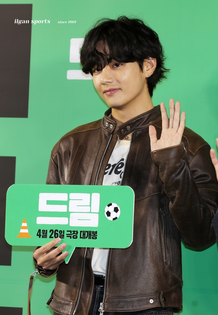 ilgansports's tweet photo. 230424 방탄소년단 뷔 영화 '드림' VIP 시사회

손을 너무 귀엽게 흔드는 거 아닌가요💜

📸 https://t.co/i1OGv2Sf8m

#뷔 #V #김태형 #KIMTAEHYUNG #BTSV
#방탄소년단 #BTS https://t.co/x760qpKf2b