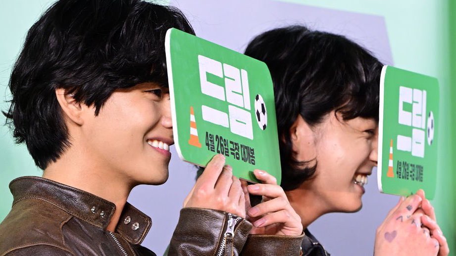 kookvtwins's tweet photo. THEIR SMILES IM CRYING 😭😭😭😭😭😭😭 https://t.co/nkdNERdQsr