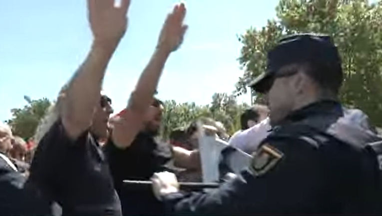 20m's tweet image. 🔴 #Directo | Tensión y cargas policiales a la llegada de los restos de José Antonio Primo de Rivera al cementerio de San Isidro. Los falangistas, brazo en alto, entonan el &apos;Cara el Sol&apos; ver.20m.es/pzal72 #PrimodeRivera #Valledeloscaídos