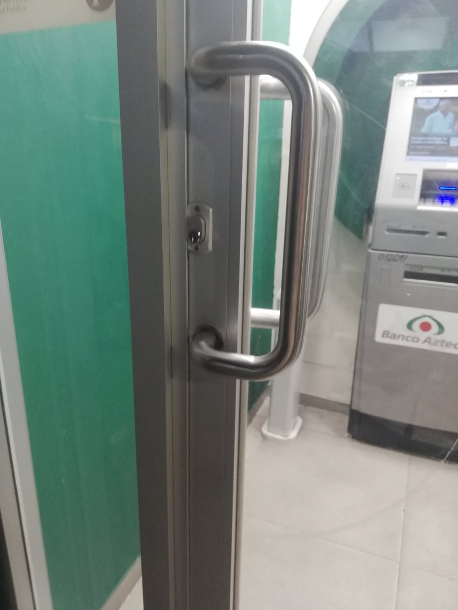 RADIOADICTOSM's tweet photo. @BancoAzteca  esta bueno para emergencias estos cajeros.. Uno cerrado y el otro ahí se ve. https://t.co/HRPJEMuSRi
