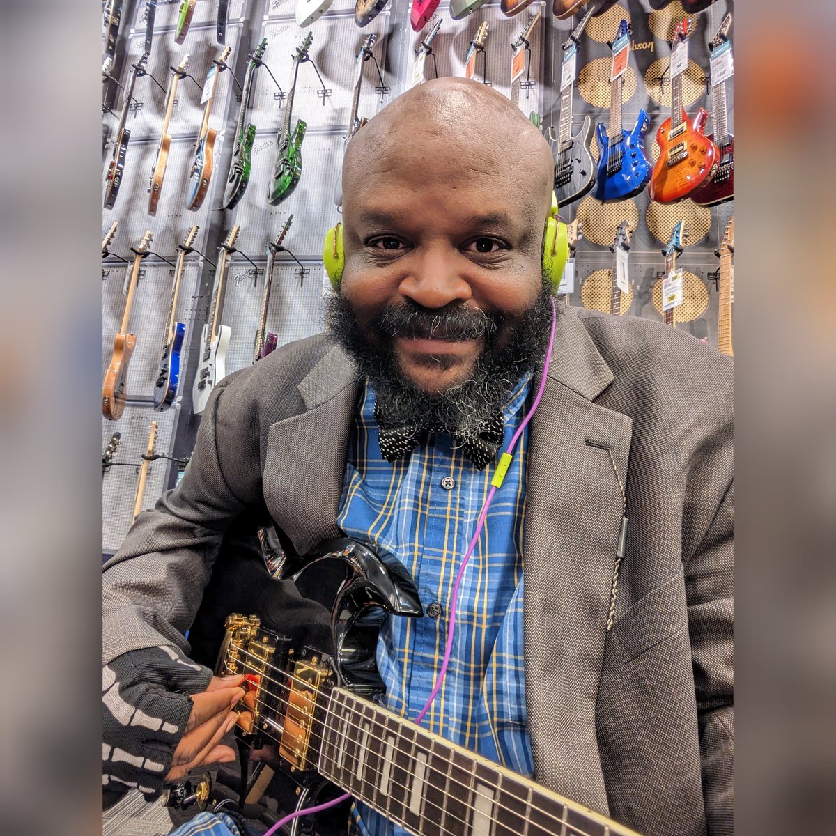 Anthony1ofthebe's tweet photo. THAT'S ME I PLAYING MY ELECTRIC GUITAR RIGHT NOW.🎸 https://t.co/6DAcdE2H6t