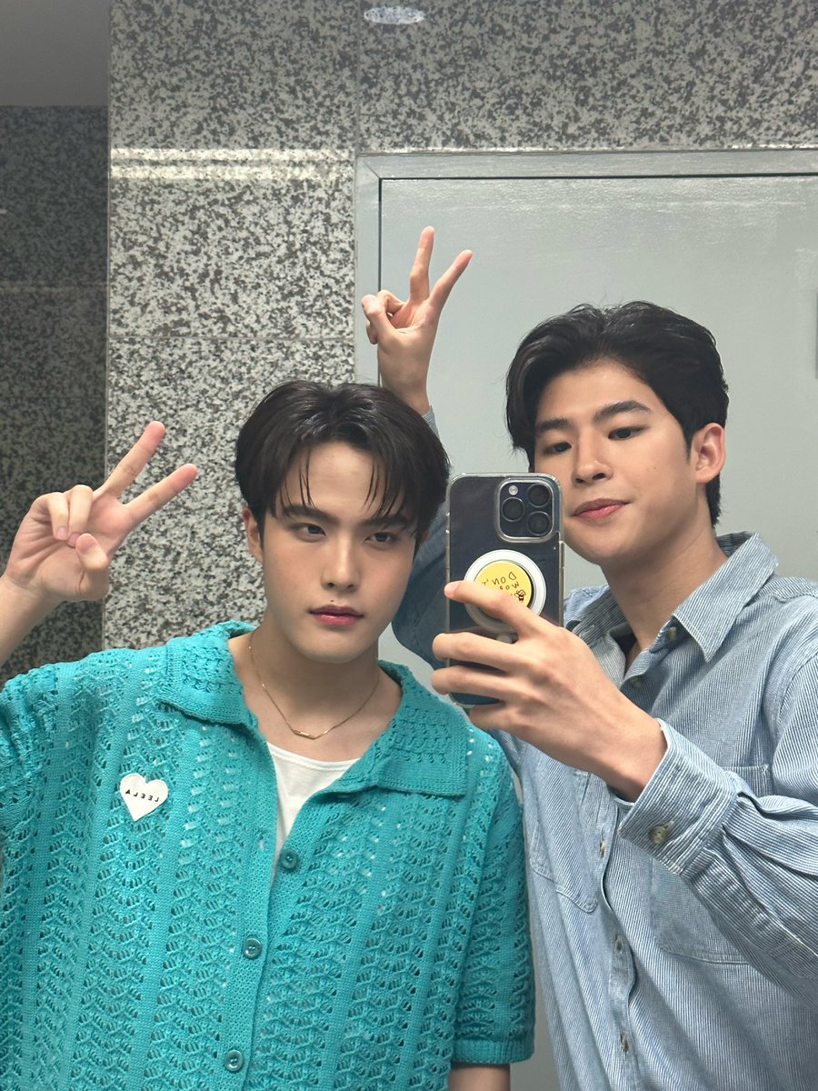 mmarkpkk's tweet photo. พร้อมแล้วว 😊😊#LaRochexMarkFord https://t.co/o62NDIMjHx