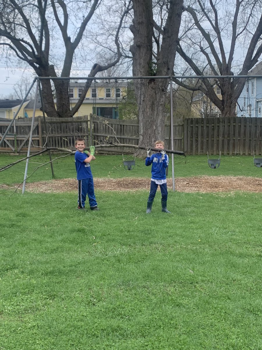 MsSheaRm117's tweet photo. Service Club and Student Government members celebrated Earth Day 🌎 by cleaning up JFK Park!  It was great to see these kids up and out of the house early on a Saturday to help our community!@BlasdellElem https://t.co/JDJe5RMlc5