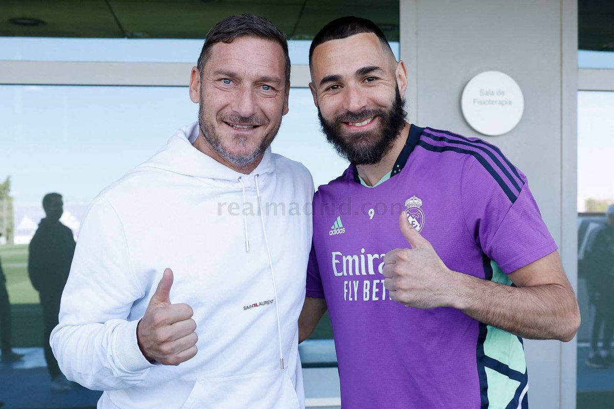 Legenda AS Roma, Francesco Totti menyempatkan diri hadir pada latihan klub Real Madrid di Valdebebas kemarin.

Real Madrid dan Totti memang punya ikatan spesial, meski Totti tak pernah main buat Real Madrid.

🗣 Totti: "Real Madrid adalah tim kedua saya dan klub yang selalu saya