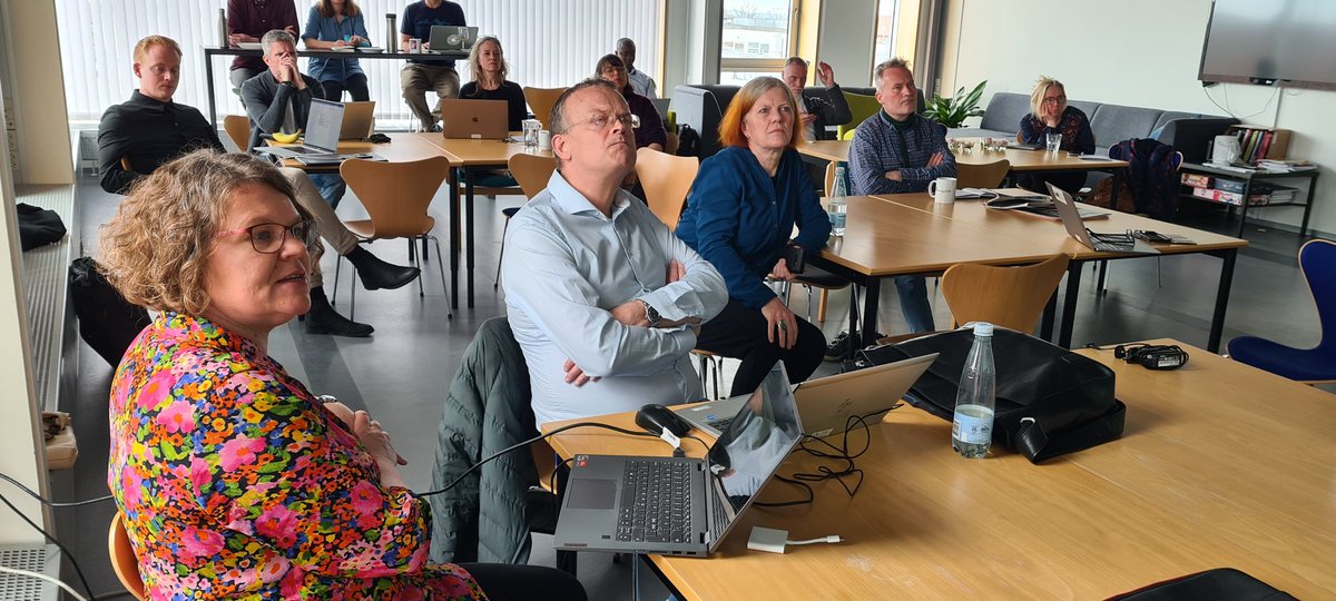 Our seminar on SoMe in #fv22 is on. Interested audience and new findings presented. @centre_f_inet @AarhusUni @ituniv @klast @gstald @Aarhus_BSS #dkpol #dkmedier
