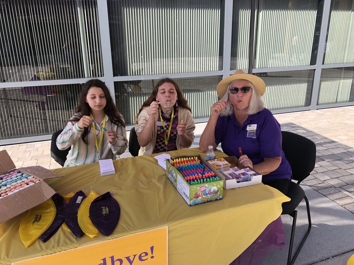 DonnaPuhalovich's tweet photo. Happy National Volunteer month! @NatlToday These wonderful volunteers helped @SuncoastCGLR “connect” with 300 people on Saturday, “creating” a welcoming environment for all who attended! @ThePattersonFdn #TPFAspire https://t.co/hSEZ5e314s