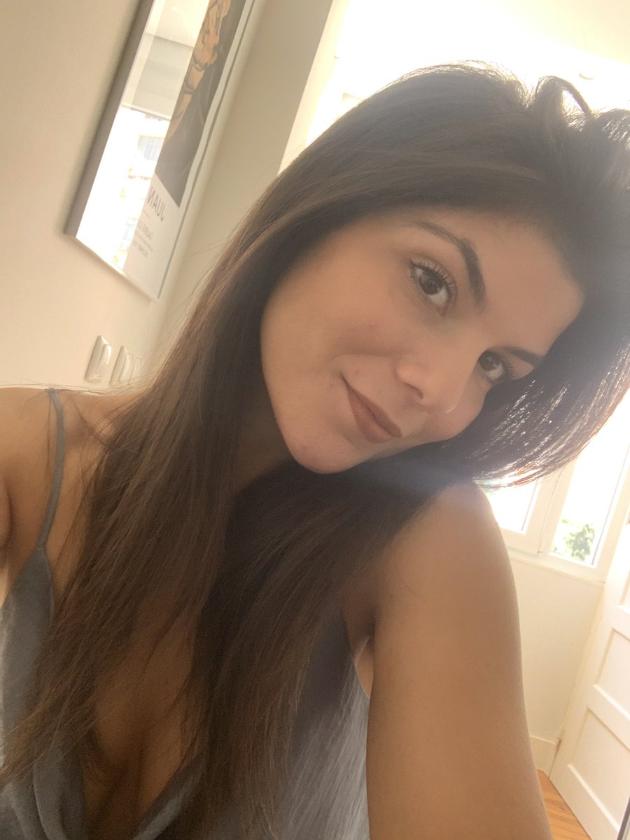 catarina161's tweet photo. celebro hoje 1 ano do meu baile de finalistas. mal sabia que o mundo tinha a vida toda à minha espera (na verdade até sabia mas é profundo dizer que não) https://t.co/Ea1MogF7AM