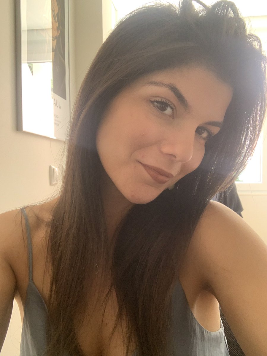 catarina161's tweet photo. celebro hoje 1 ano do meu baile de finalistas. mal sabia que o mundo tinha a vida toda à minha espera (na verdade até sabia mas é profundo dizer que não) https://t.co/Ea1MogF7AM