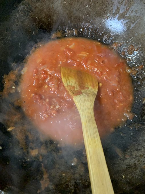 昨日のトマト缶の残りをぶちこんで

              煮 