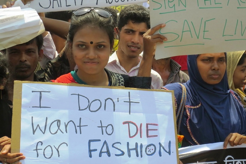 10 ans après le Rana Plaza : quand le #commerce tire profit du travail des #femmes
Par Aurélie Leroy (@CETRI_)
👉cetri.be/10-ans-apres-l…
#RanaPlazaNeverAgain #ranaplaza10neveragain
#DueDiligence 
Alors que les eurodéputé·e·s s'apprêtent à voter sur le #devoirdevigilance, à lire :