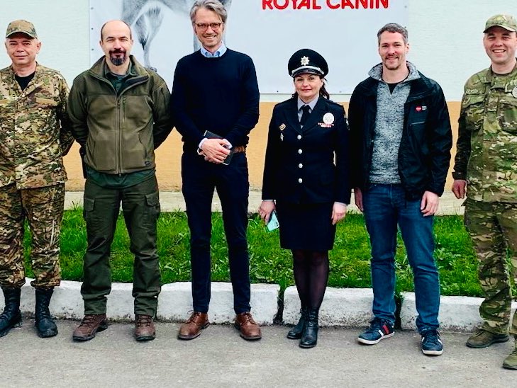 With members of the explosives clearance team at Ukrainian Police. They’re first to go into liberated areas & clear booby traps, explosives, mines. These men & women risk everything to bring liberated towns & villages back to life. Heroes. Proud that #Sweden supports. @MSBse