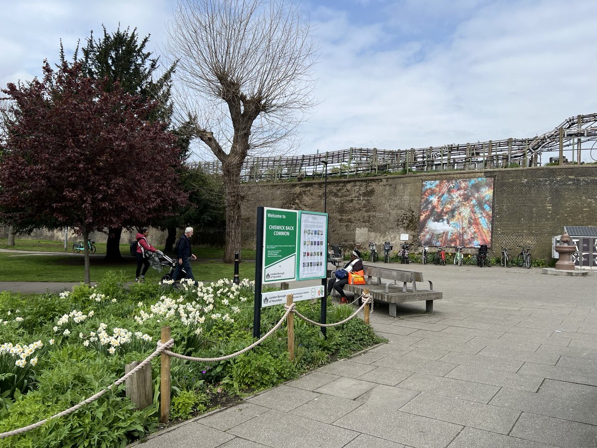 Loving the new artwork at #Chiswick Back Common. ⁦<a href="/AbundanceLondon/">Abundance London</a>⁩