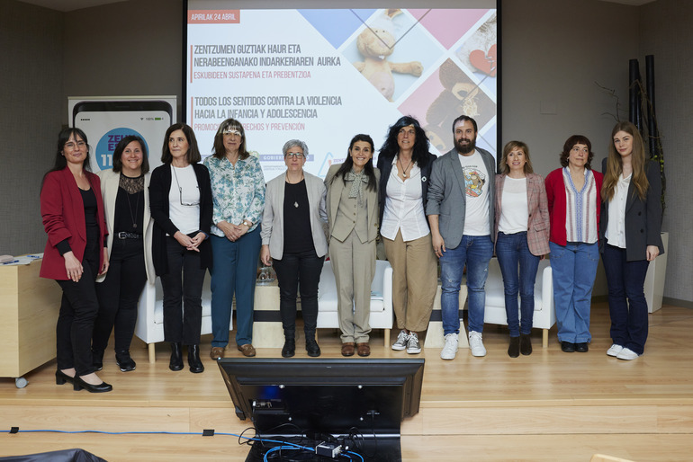 OngizateEJGV's tweet photo. 🆙 #Nerabeentzako #Indarkeriaren aurkako Euskal Estrategiareri bultzakada #Haurren #TratuTxarren Aurkako Nazioarteko Eguna dela eta

🗣️ @nerea_melgosa:  "Estrategiak erakunde guztien lana indartzen du"

👉 https://t.co/S9TGbHso5M https://t.co/WShjY4lBPw