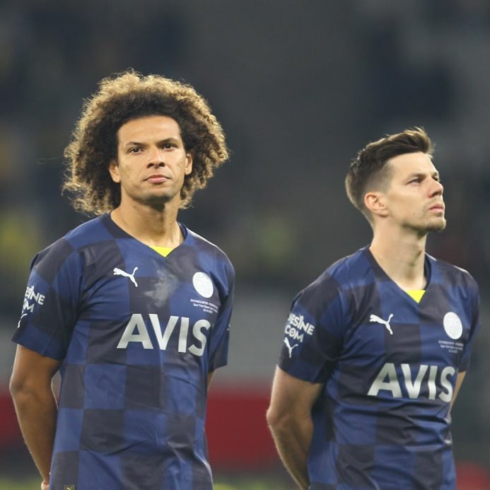VOLEapp's tweet photo. 🚨 İstanbulspor maçı öncesi Fenerbahçe'de altı oyuncu sarı kart sınırında bulunuyor.

🟨 Serdar Aziz
🟨 Enner Valencia
🟨 Miha Zajc
🟨 Gustavo Henrique
🟨 Willian Arao
🟨 Emre Mor https://t.co/Fn3tKMTOUF