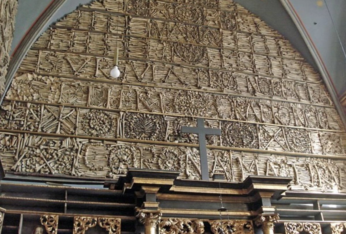 sooo_premium's tweet photo. @stefansargnagel Die goldene Kammer in St Ursula aka das größte Beinhaus nördlich der Alpen. Ist ganz in der Nähe von Ebertplatz (Kunst) und Dom (Richter Fenster, Deckengemälde  Chorempore!). Am Dom ins Oma-Café Reichard, direkt davor steht auch Matarés Taubenbrunnen https://t.co/kMRFUJ01G1 https://t.co/0xz0QWCiJU