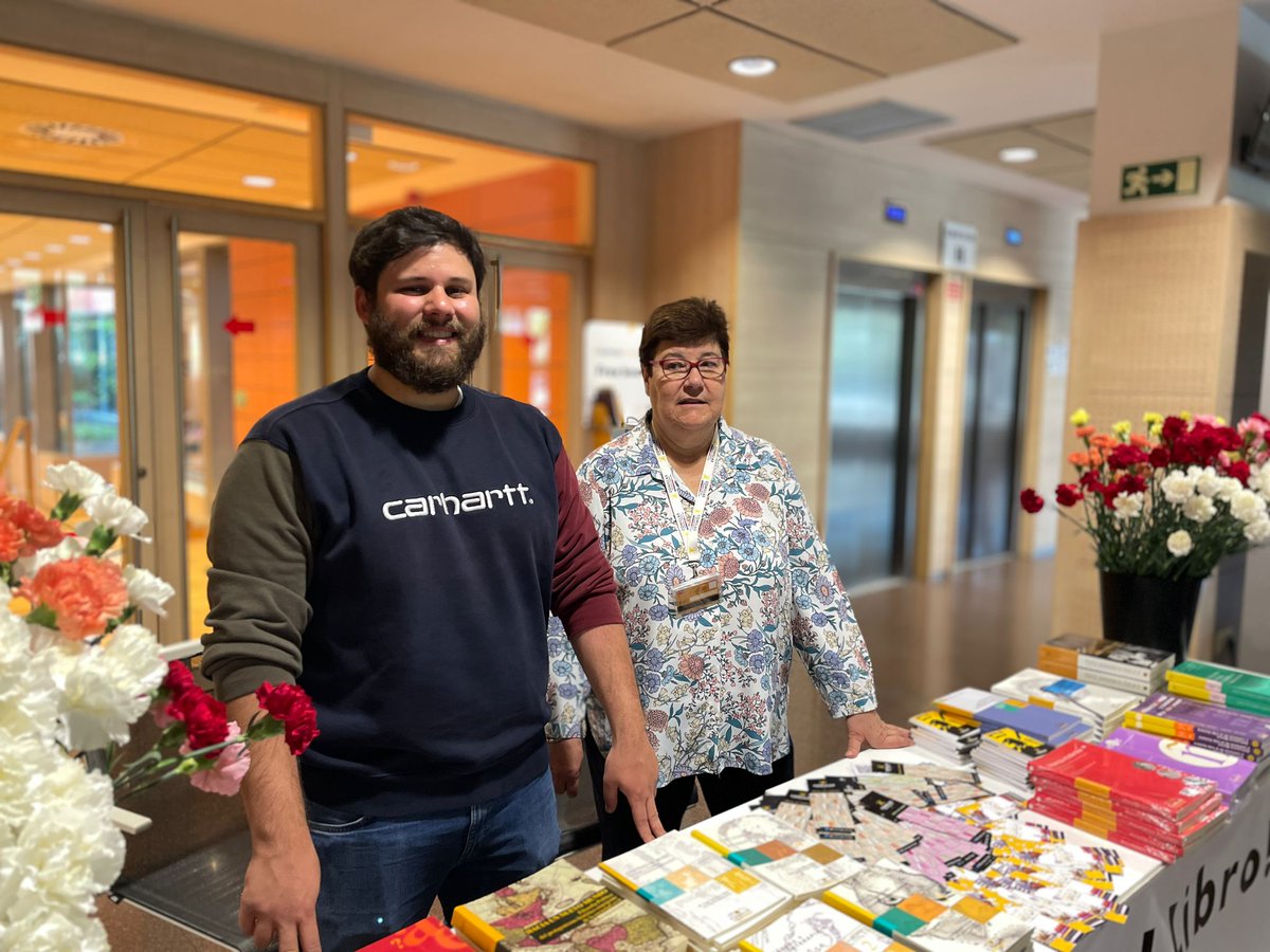 EditComillas's tweet image. Hoy, para celebrar el #DiadelLibro2023 en @UCOMILLAS, hemos montado puestos en los vestíbulos con libros solidarios a beneficio de @Entreculturas y su proyecto &apos;Somos Amazonía&apos;. Pásate a coger el tuyo y celebrar la lectura.