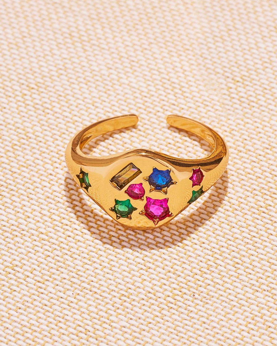 ONLYCHILDLONDON's tweet image. Super stylish signet ✨🌈 ☀️ As seen in @hellomag 👀#summerstyle #signetring #statementring