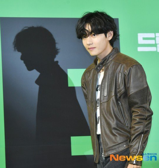 sceneryfortae's tweet photo. IT'S HIS PERFECT SHADOW AGAIN! UNREAL

TAEHYUNG AT DREAM PREMIERE https://t.co/aBi5biH0Ce