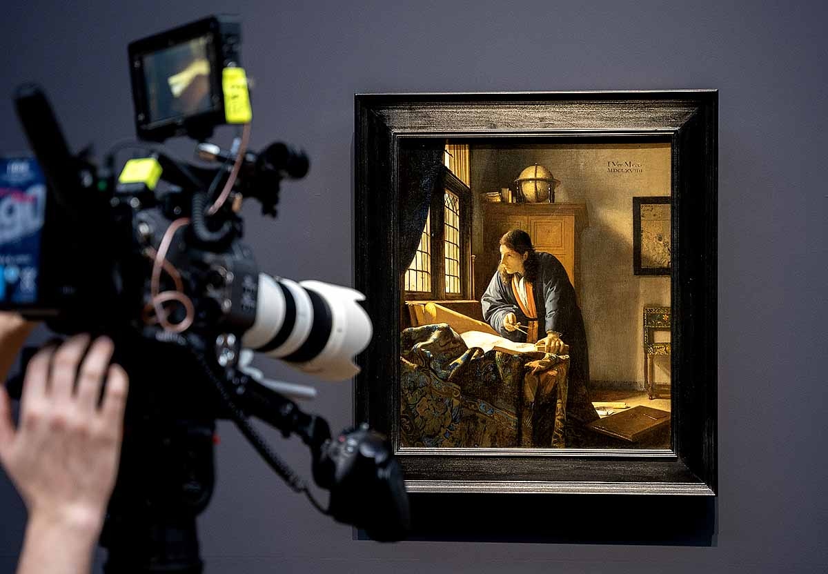 artmaguk's tweet photo. Now showing at selected cinemas nationwide (including Edinburgh's Cameo), Vermeer: The Greatest Exhibition is the latest film from @artonscreen.
https://t.co/UvuqdJUrxI
Image David Bickerstaff.
#artmag #scottishcinema #scottishscreen #exhibitiononscreen #vermeer https://t.co/Qr5aPcLbkh