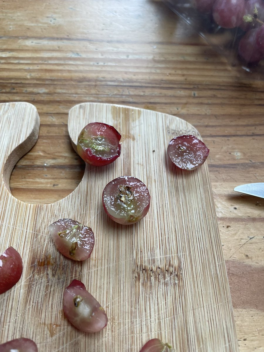 bbrjw's tweet photo. @Tesco bought these finest seedless grapes and they definitely have seeds! Quite the pain to feed to my weaning baby https://t.co/EVVbFpNgfE