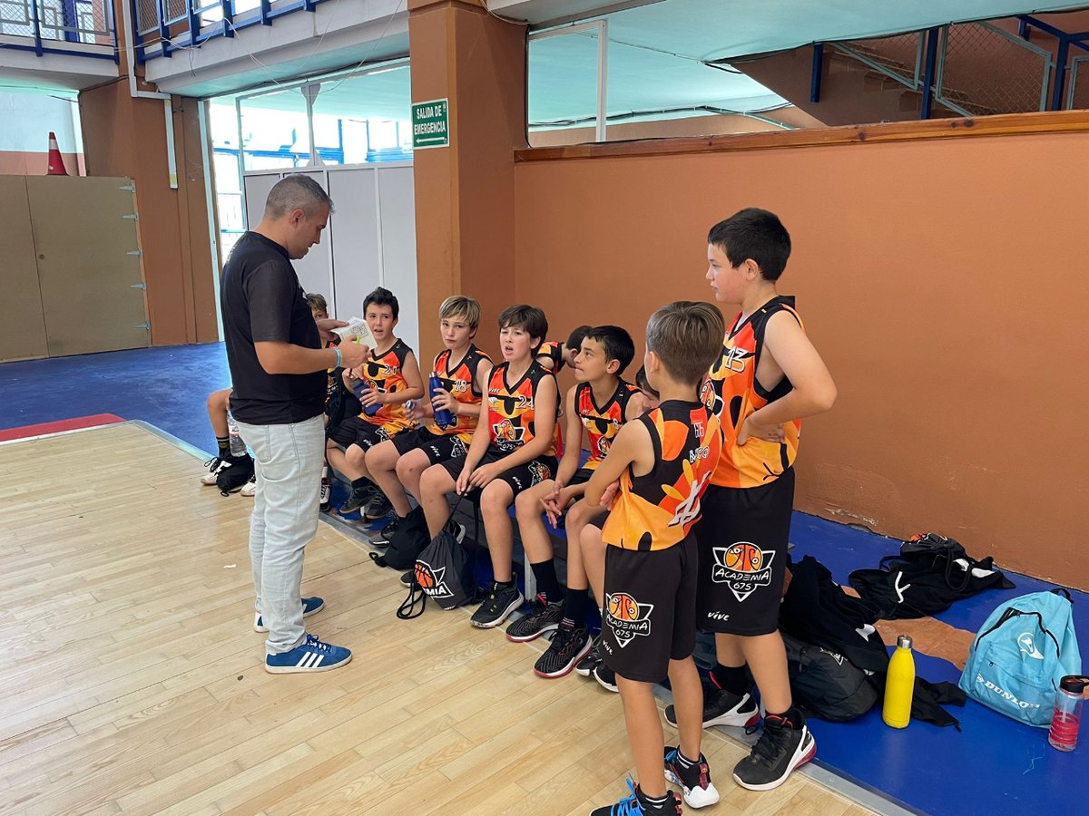 675Academia's tweet photo. 🏀 Visita a @CBSanPedro de nuestros chicos del #MiniNegro @FAB_Malaga durante este pasado fin de semana.

¡Seguimos viviendo momentos en familia y creciendo cada día en la pista!

🟠⚫️ #Academia675 #Formacion https://t.co/fMKuUXPqHN