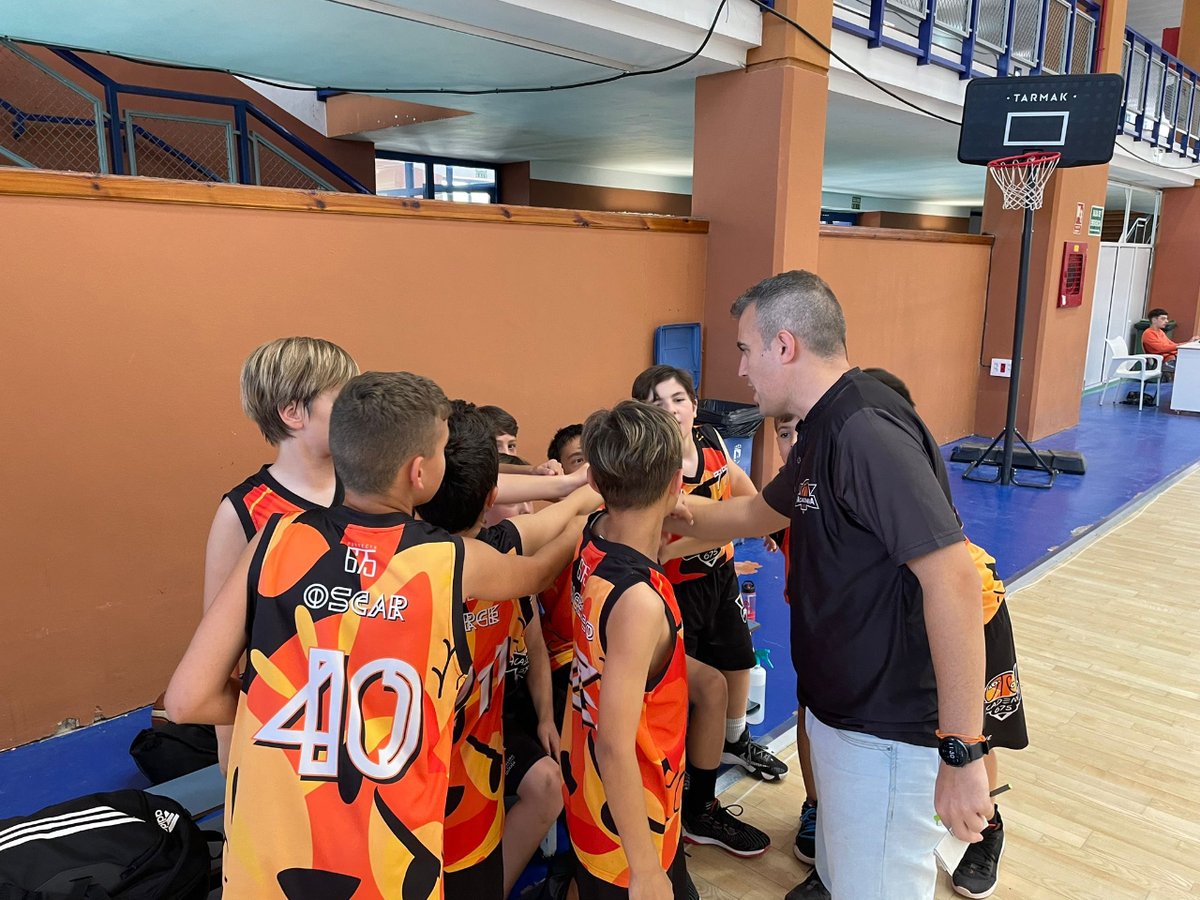 675Academia's tweet photo. 🏀 Visita a @CBSanPedro de nuestros chicos del #MiniNegro @FAB_Malaga durante este pasado fin de semana.

¡Seguimos viviendo momentos en familia y creciendo cada día en la pista!

🟠⚫️ #Academia675 #Formacion https://t.co/fMKuUXPqHN