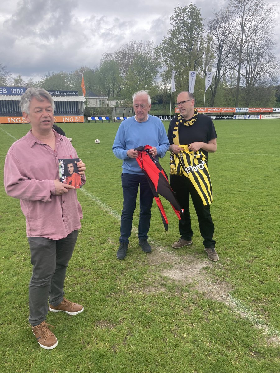 ThomasSijtsma's tweet photo. Het is precies 125 jaar geleden dat RAP en Vitesse bij Hercules in Utrecht om het eerste landskampioenschap voetbal speelden. Wat toen niet gebeurde, doen ze nu wel: shirtjes ruilen. https://t.co/fIRYDVopdq