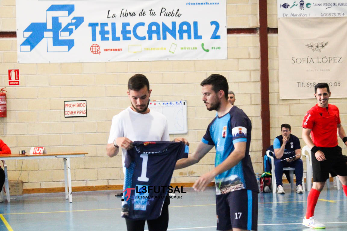 josebae47170450's tweet photo. #lacasadelfutsalmurciano 
saque de honor y entrega de camiseta, a este crack del cross murciano y campeón del mundo en California usa
enhorabuena y mucha suerte
Raúl Martínez Garrido entrega @angelsacris @BlancaFS4 
#futsalmur #l3futsal #SomosFutsal 
https://t.co/ZADcdsJBnb https://t.co/oGf12UZJxP