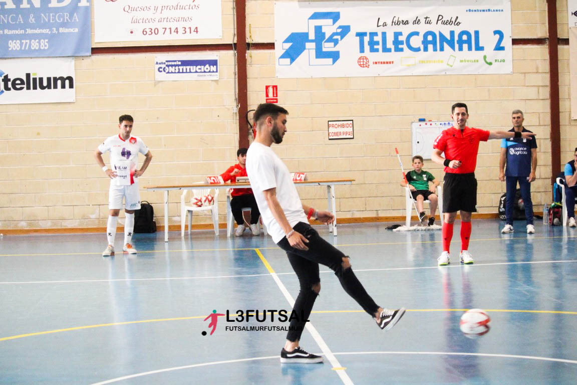 josebae47170450's tweet photo. #lacasadelfutsalmurciano 
saque de honor y entrega de camiseta, a este crack del cross murciano y campeón del mundo en California usa
enhorabuena y mucha suerte
Raúl Martínez Garrido entrega @angelsacris @BlancaFS4 
#futsalmur #l3futsal #SomosFutsal 
https://t.co/ZADcdsJBnb https://t.co/oGf12UZJxP