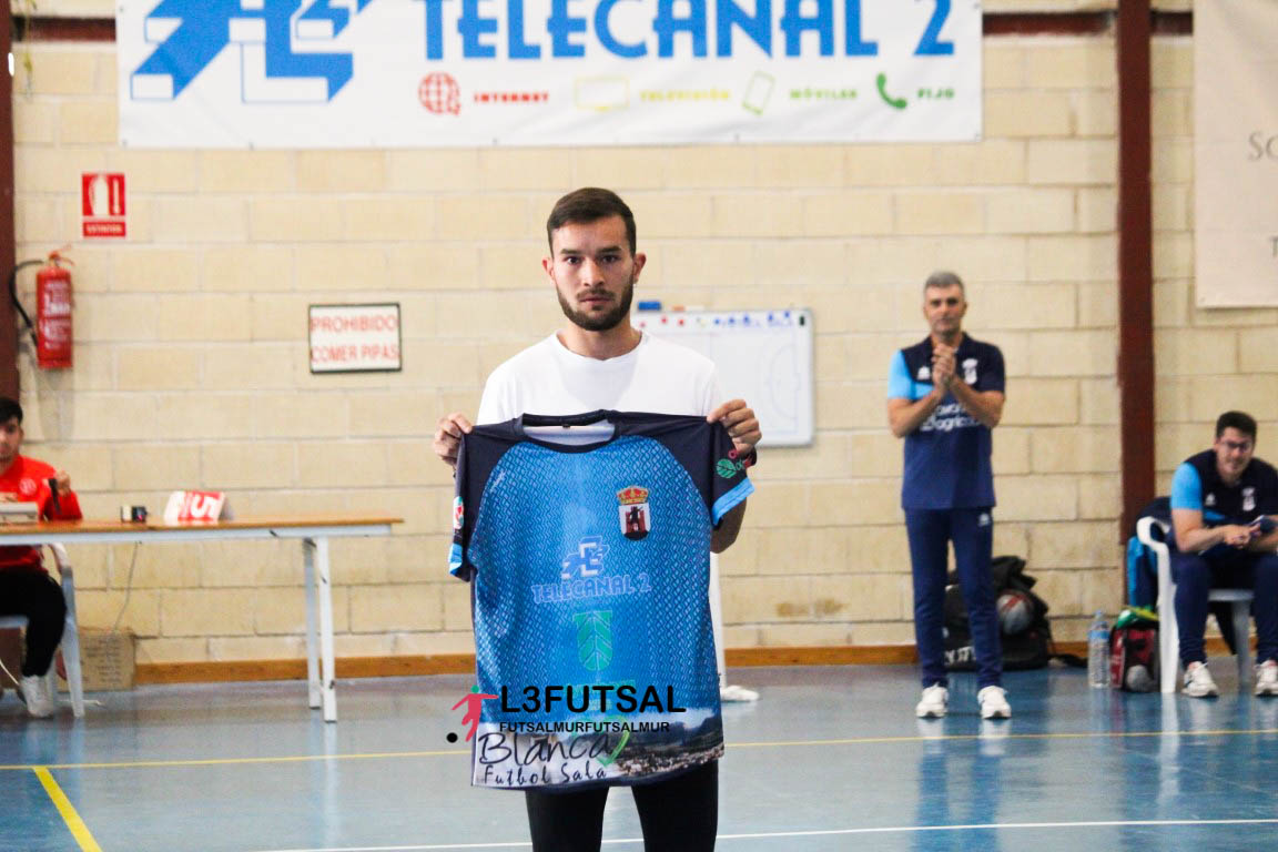josebae47170450's tweet photo. #lacasadelfutsalmurciano 
saque de honor y entrega de camiseta, a este crack del cross murciano y campeón del mundo en California usa
enhorabuena y mucha suerte
Raúl Martínez Garrido entrega @angelsacris @BlancaFS4 
#futsalmur #l3futsal #SomosFutsal 
https://t.co/ZADcdsJBnb https://t.co/oGf12UZJxP