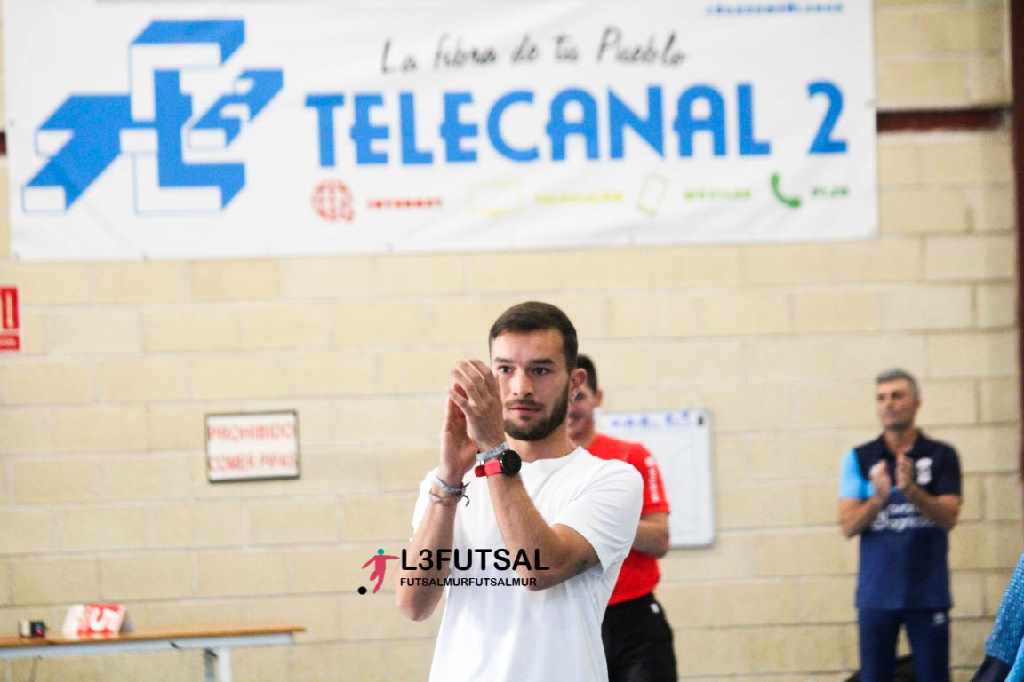 josebae47170450's tweet photo. #lacasadelfutsalmurciano 
saque de honor y entrega de camiseta, a este crack del cross murciano y campeón del mundo en California usa
enhorabuena y mucha suerte
Raúl Martínez Garrido entrega @angelsacris @BlancaFS4 
#futsalmur #l3futsal #SomosFutsal 
https://t.co/ZADcdsJBnb https://t.co/oGf12UZJxP