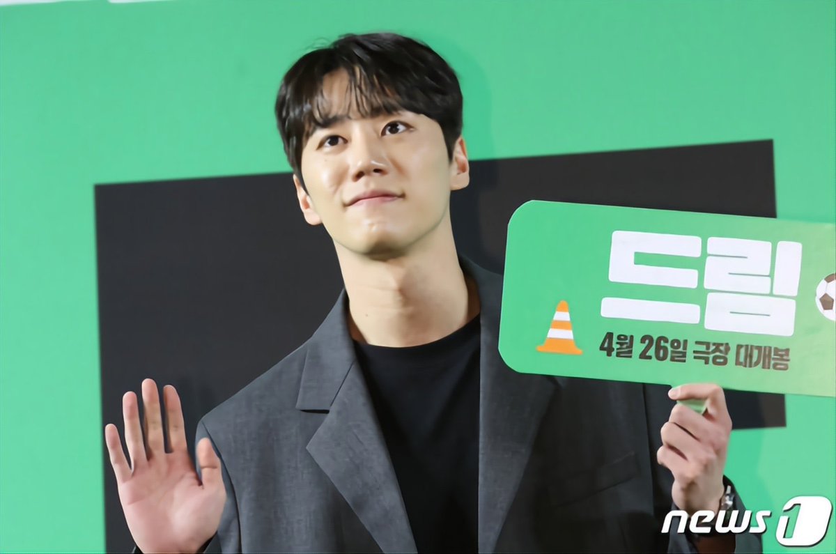 lee junyoung look so good it’s insane 😭❤️