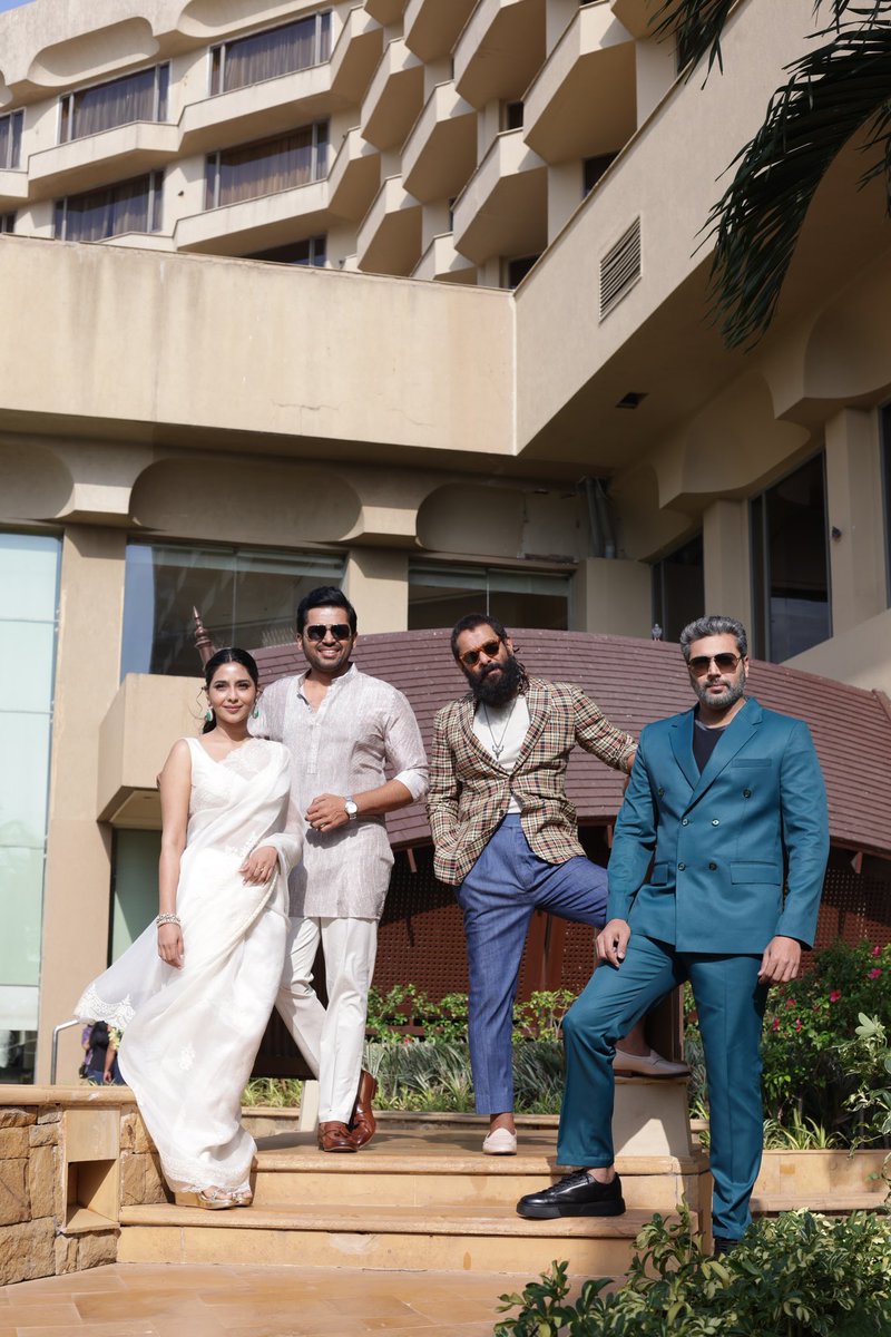 iam_RaviMohan's tweet photo. #PS2 #CholasAreBack #CholaTour #Mumbai 

@aishwaryaleksh7 @Karthi_Offl @chiyaan https://t.co/sDbOiTOQO7