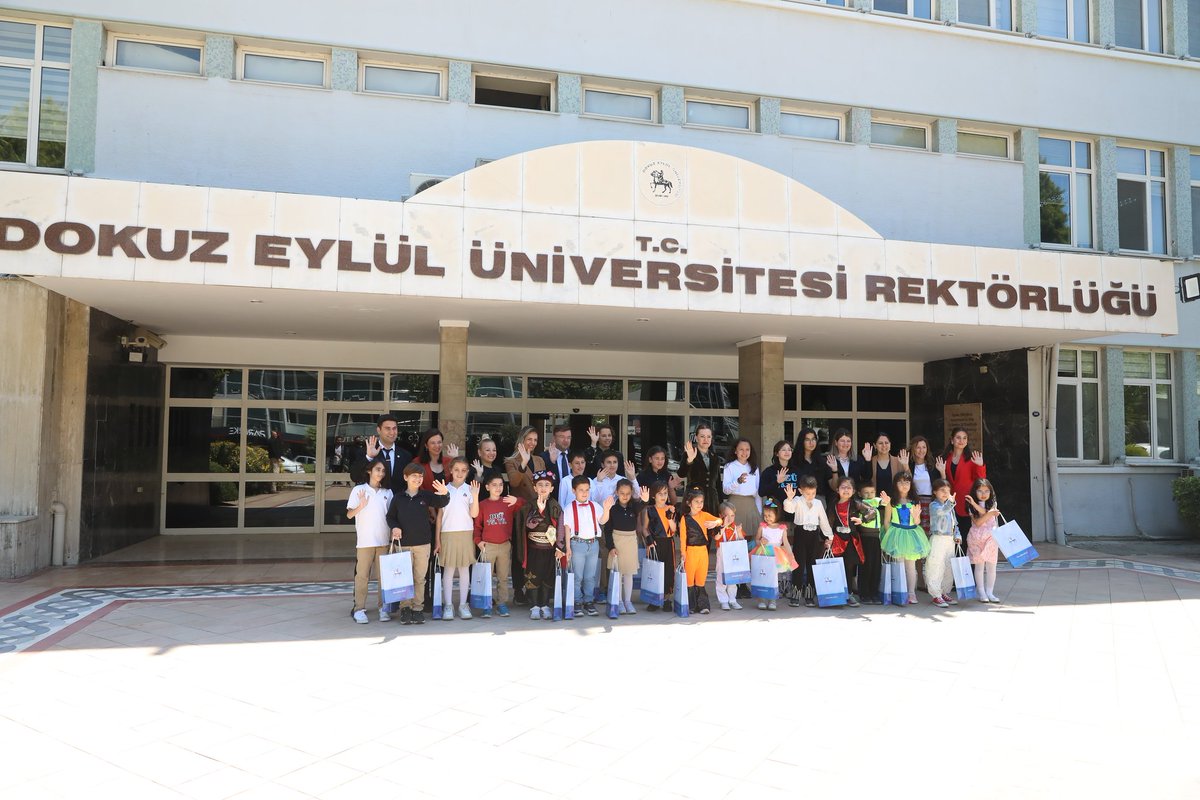 Rektörümüz <a href="/hotar_nukhet/">Prof. Dr. Nükhet Hotar</a>:"Başarı seviyesini her geçen gün yükselterek ilklere imza atmayı sürdüren #DEÜ Özel 75. Yıl Eğitim Kurumları’nın sevgili öğrencileri ile bayramlaşma fırsatı bulduk. Derecelerini ödüllendirdiğimiz ziyarette, öğrencilerimiz ve öğretmenleri ile gurur duyduk"
