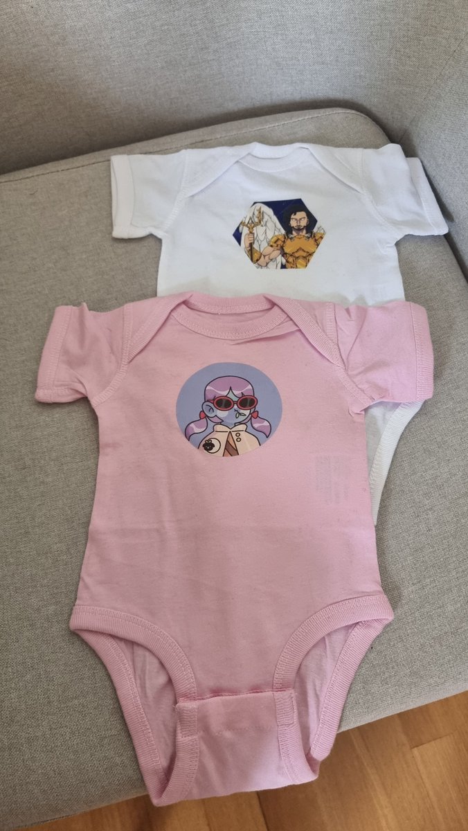 GDe1i's tweet photo. Baby girl also seems to love her pink @BokiNFT onesie! 💗 https://t.co/FItOsZ4GFE