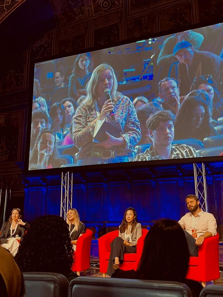 Then @violastefanello snapped me on the big screen asking @davejorgenson @AnBress @EleJFink + @valentinajpark how they diversify their content on TikTok beyond core news. Loads of takeaways in this panel!