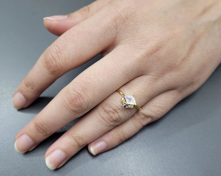 BaniThaniStore's tweet photo. Add some ethereal charm to your look with our rainbow moonstone diamond shape gemstone ring! 💍✨ Shop now: https://t.co/Jnp9jWnJel

#jewelry #ring #handmadegift #gemstones #accessories #tweet100 #rings #Silver #stydiamond https://t.co/D4euaRqgd7