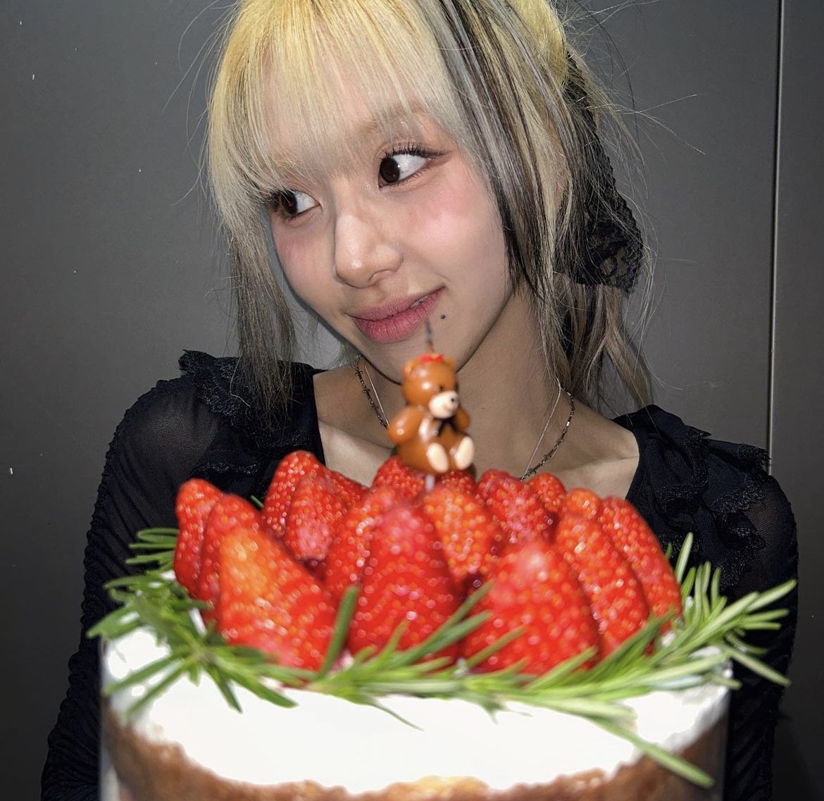 SubjectKpop's tweet photo. Chaeyoung's Instagram update

Thank you to all who wished me happy birthday🤍*･゜ﾟ･*:.｡..｡.:*･'*:.｡. .｡.:*･゜ﾟ･* it was a happy day🍓"

#TWICE #트와이스 @JYPETWICE https://t.co/RkJqAMK9D4
